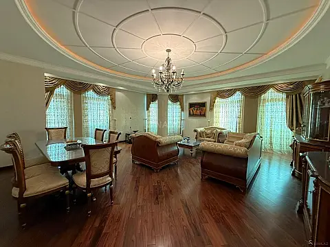 Satılır 4 otaqlı mənzil 200 m²