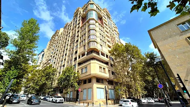 Satılır 4 otaqlı mənzil 200 m² — Bakı, İnşaatçılar 4 otaq 200.00 m²