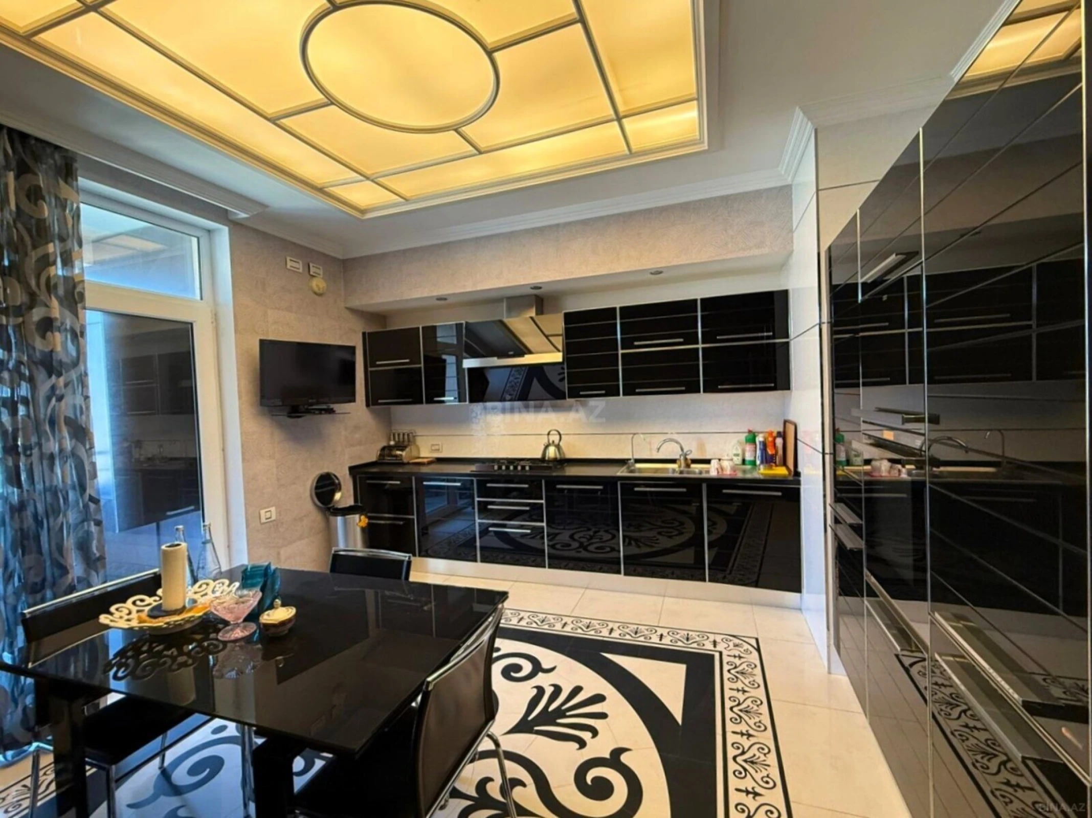 Satılır 4 otaqlı mənzil 200 m²