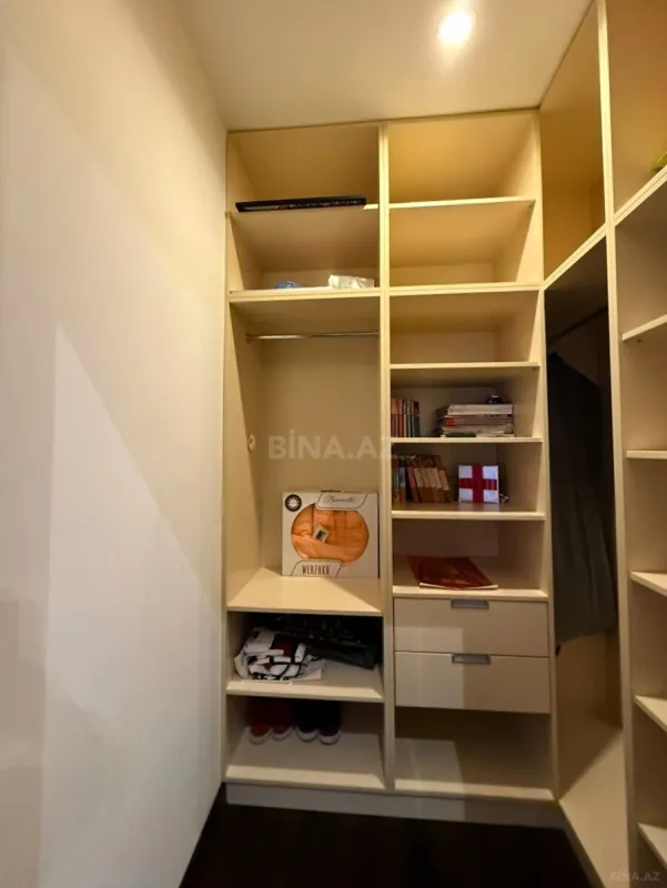 Satılır 4 otaqlı mənzil 200 m²