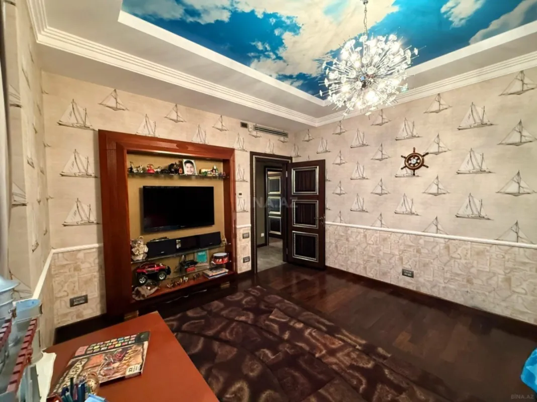 Satılır 4 otaqlı mənzil 200 m²