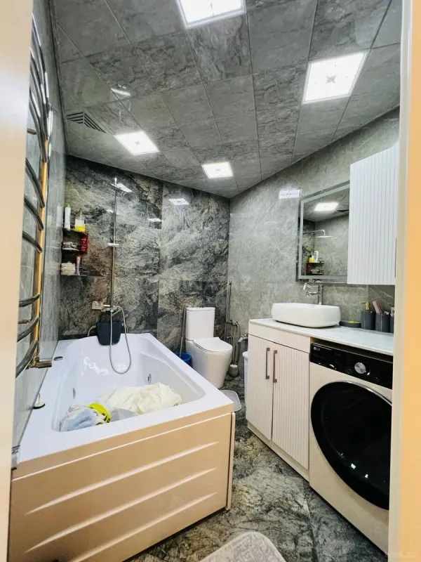 Satılır 4 otaqlı mənzil 143 m²