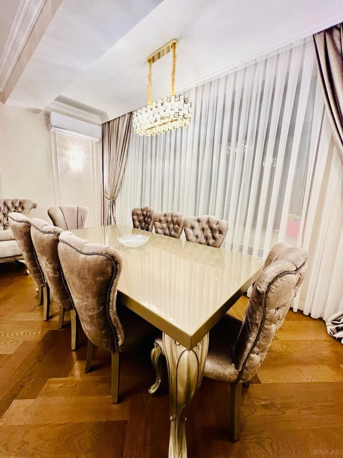 Satılır 4 otaqlı mənzil 143 m²