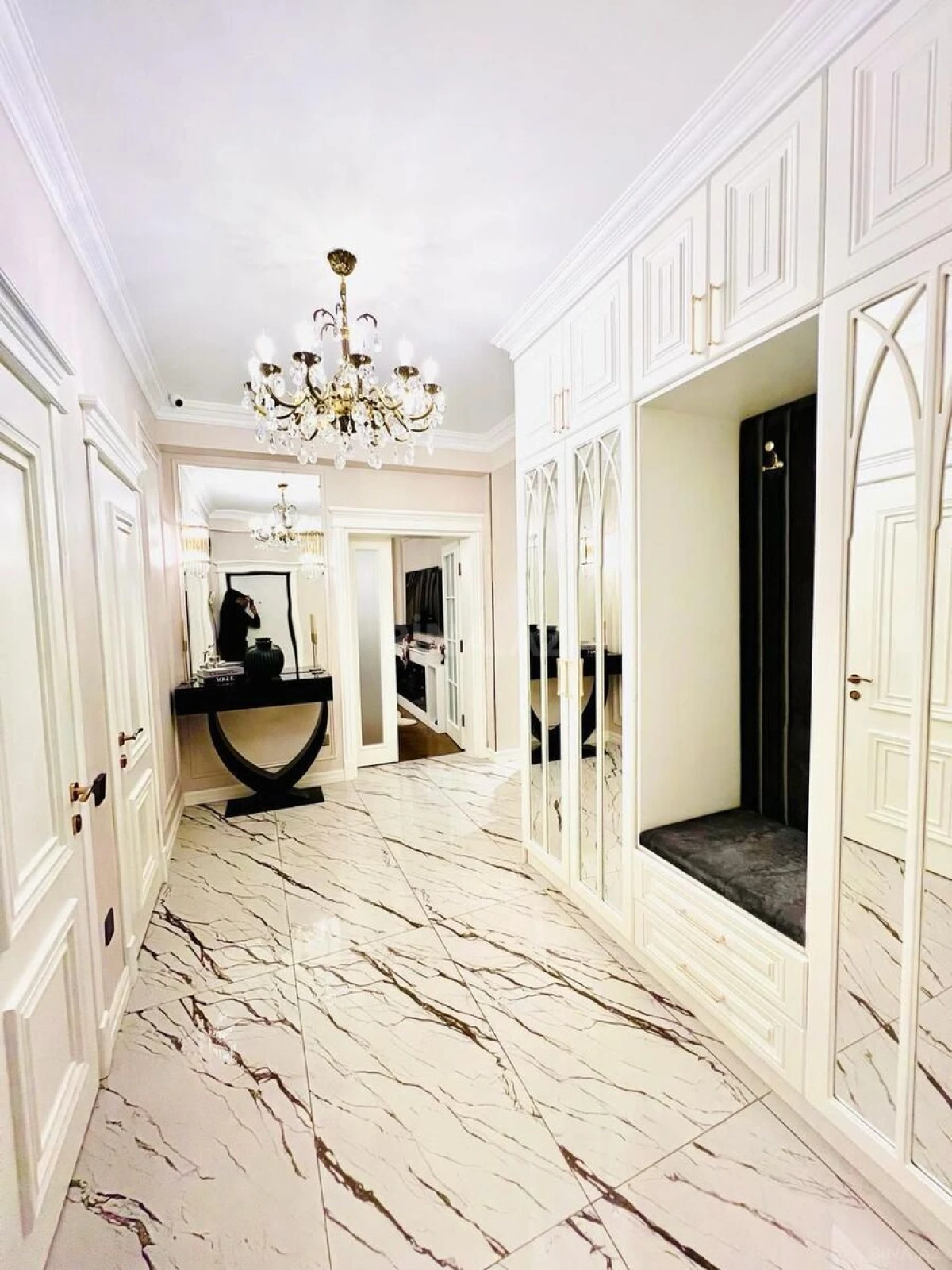 Satılır 4 otaqlı mənzil 143 m²