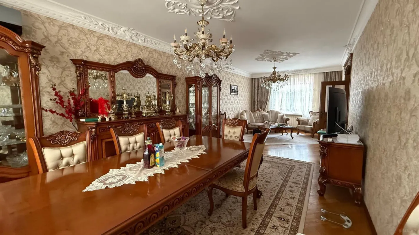 Satılır 8 otaqlı həyət evi 400 m²