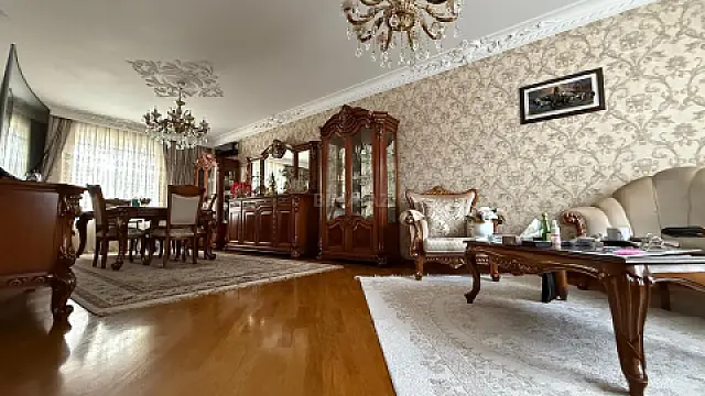 Satılır 8 otaqlı həyət evi 400 m²