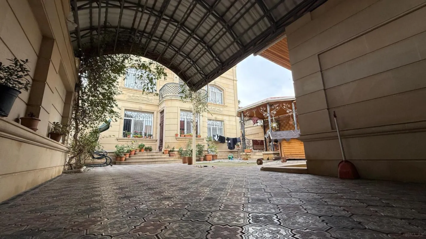 Satılır 8 otaqlı həyət evi 400 m²