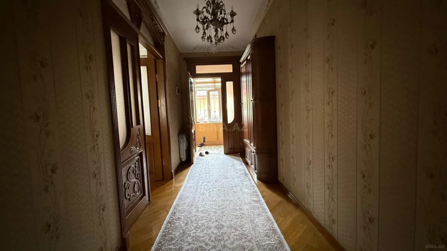 Satılır 8 otaqlı həyət evi 400 m²