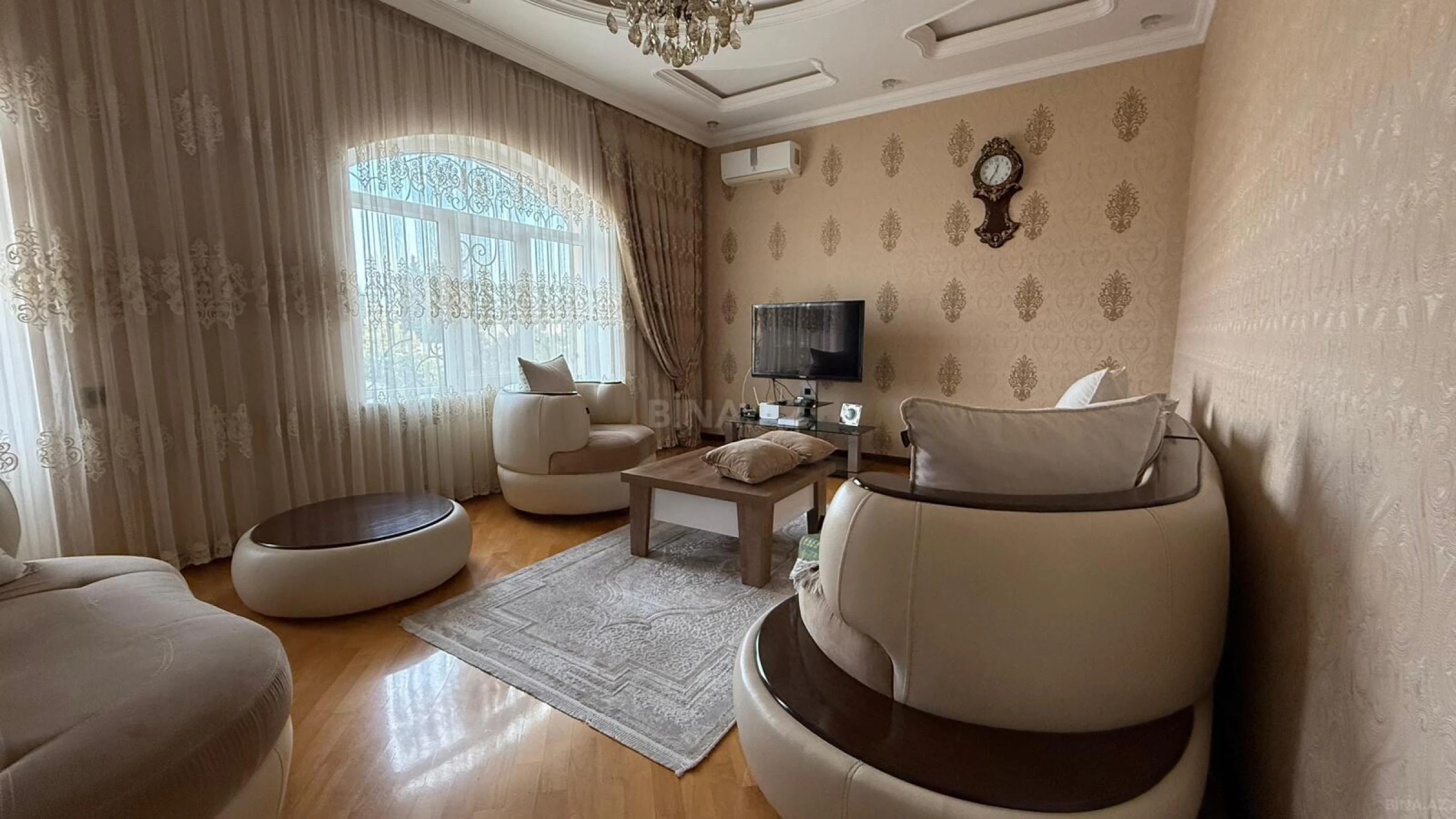 Satılır 8 otaqlı həyət evi 400 m²