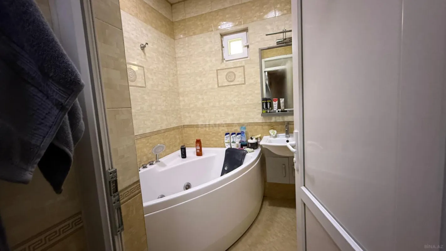 Satılır 8 otaqlı həyət evi 400 m²