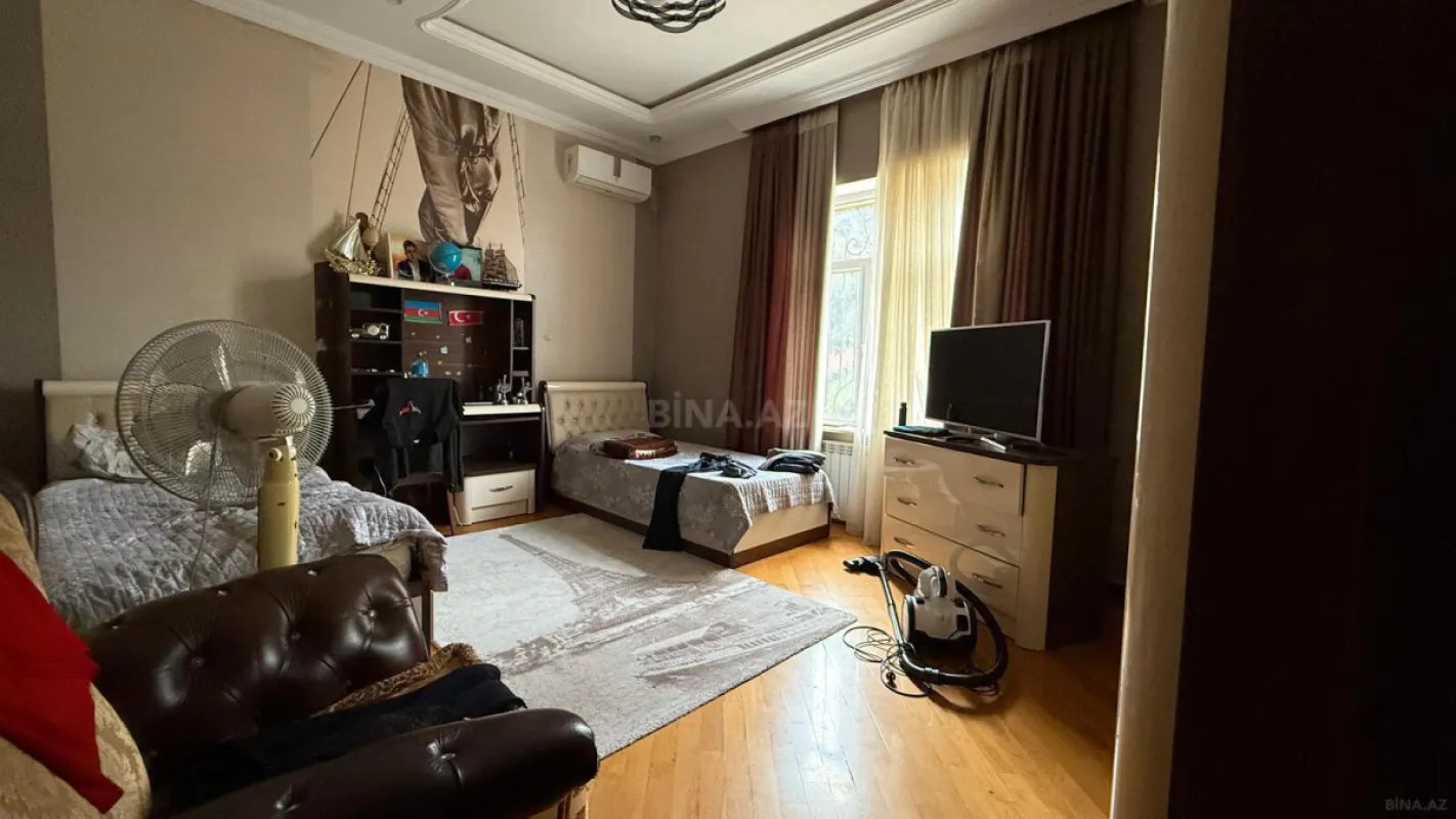 Satılır 8 otaqlı həyət evi 400 m²