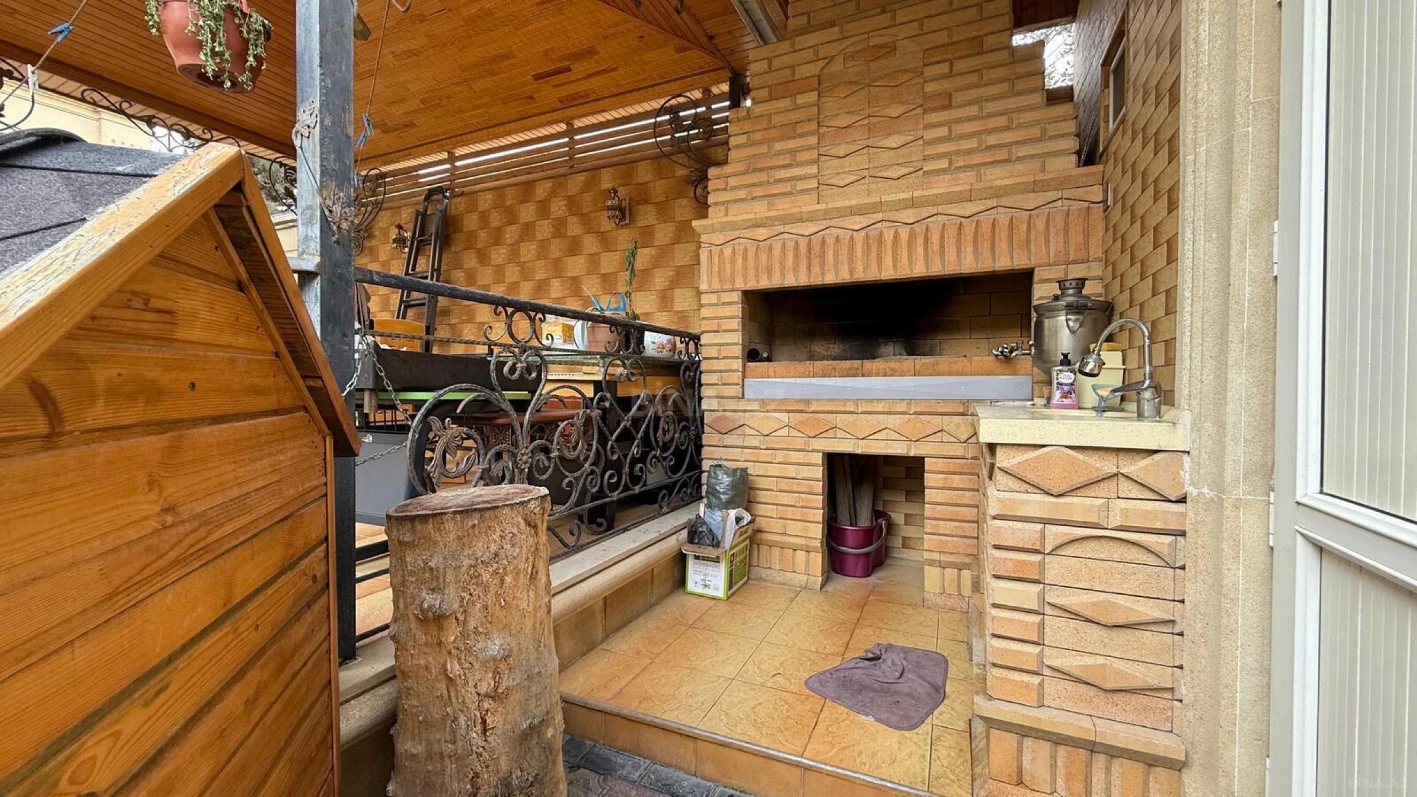 Satılır 8 otaqlı həyət evi 400 m²