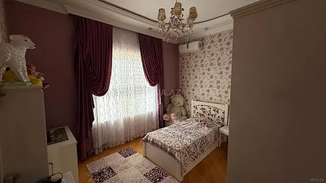 Satılır 8 otaqlı həyət evi 400 m²