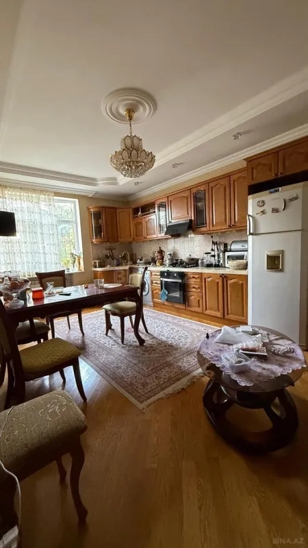 Satılır 8 otaqlı həyət evi 400 m²
