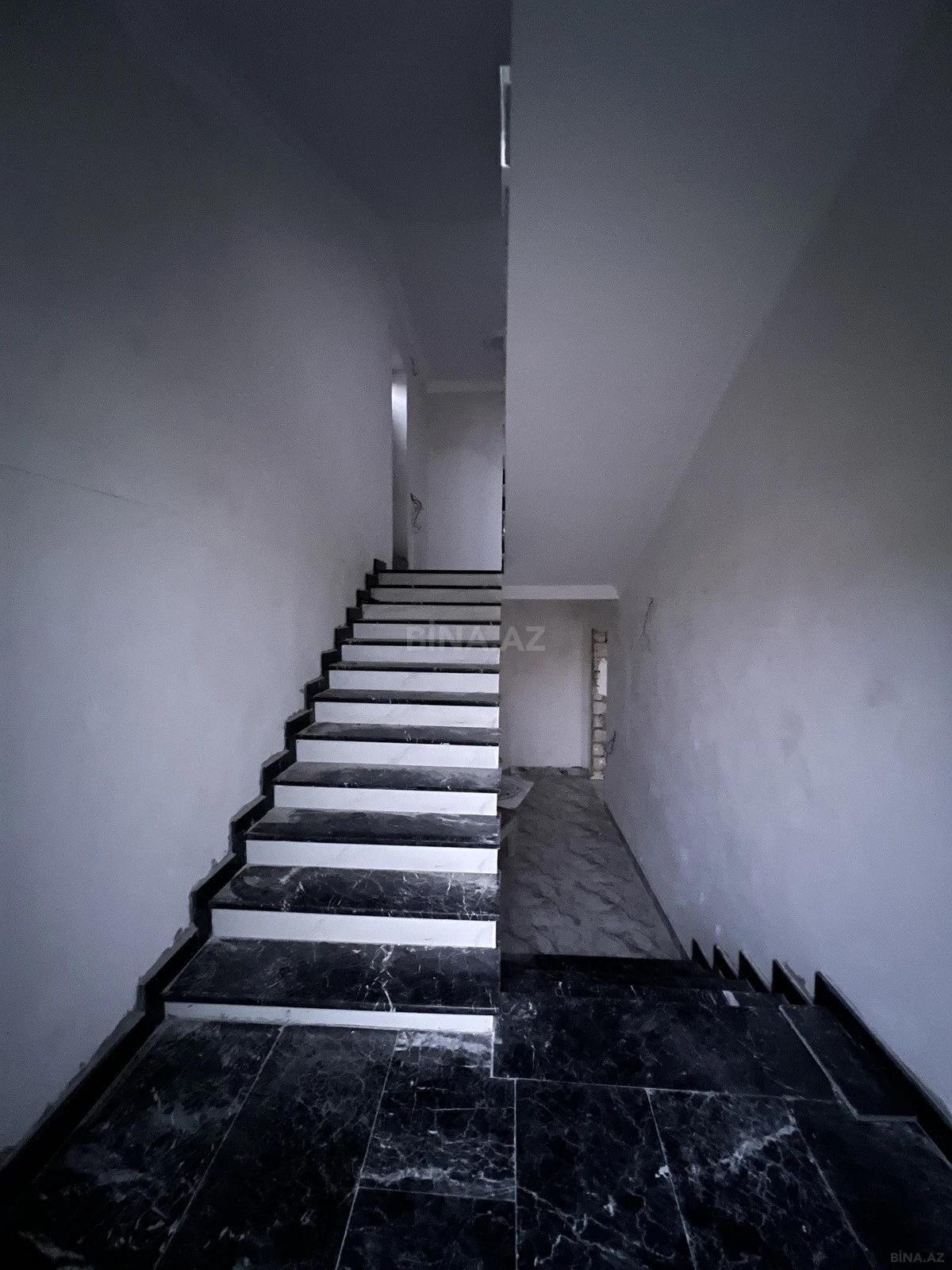 Satılır 6 otaqlı həyət evi 300 m²