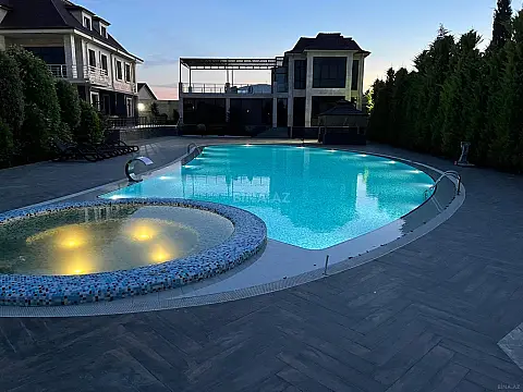 Kirayə verilir 8 otaqlı həyət evi 800 m²