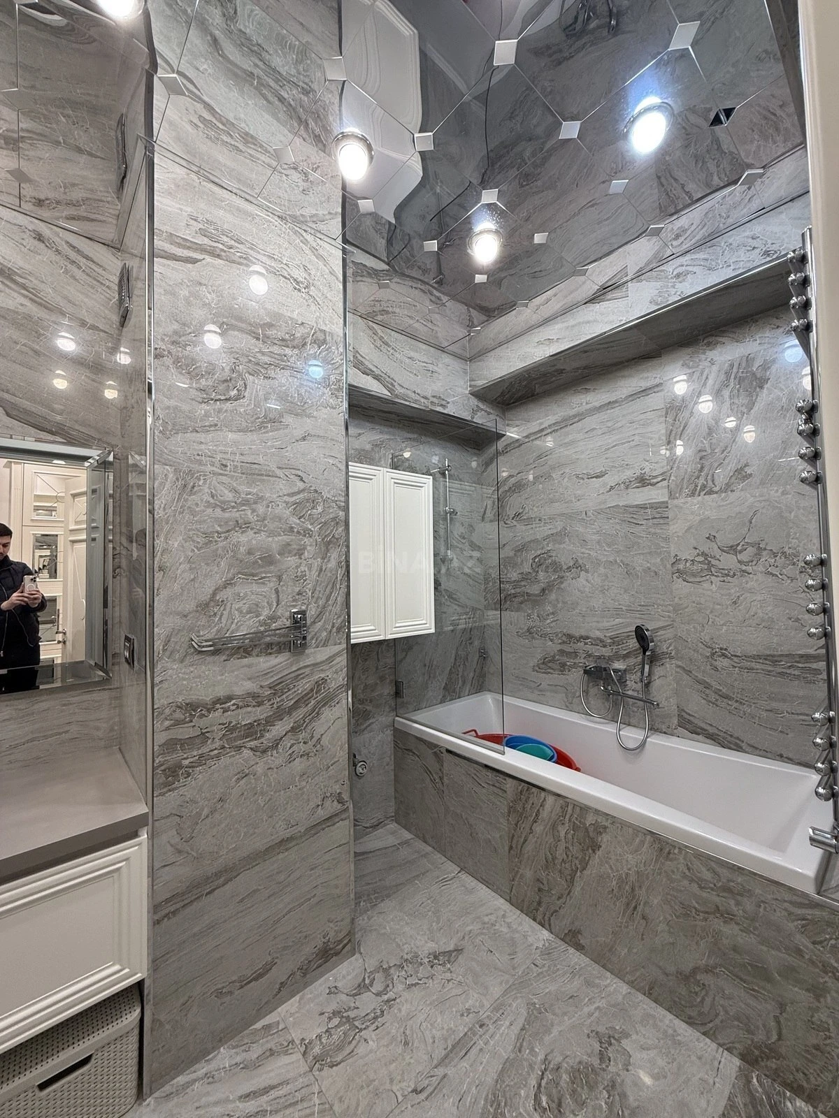 Satılır 4 otaqlı mənzil 193 m²