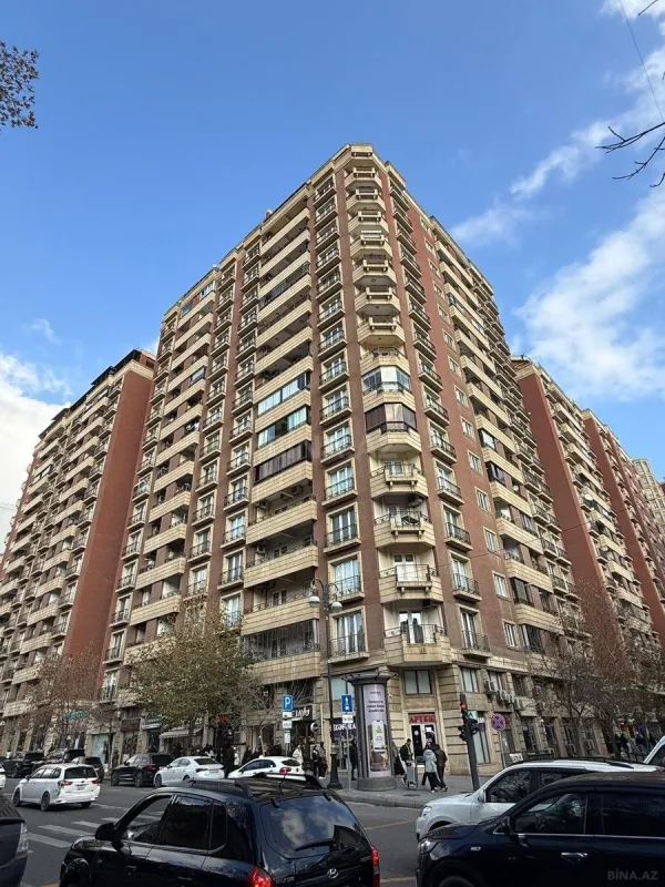 Satılır 4 otaqlı mənzil 193 m²