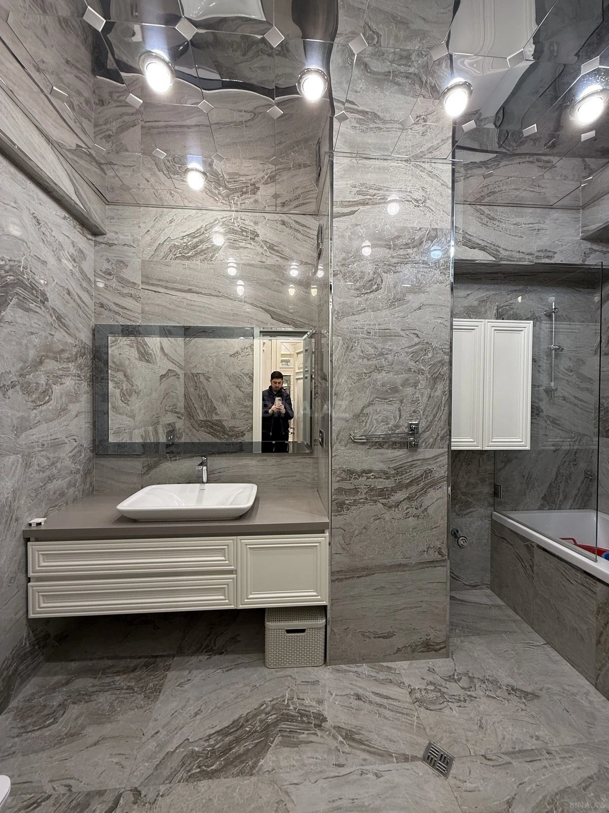 Satılır 4 otaqlı mənzil 193 m²