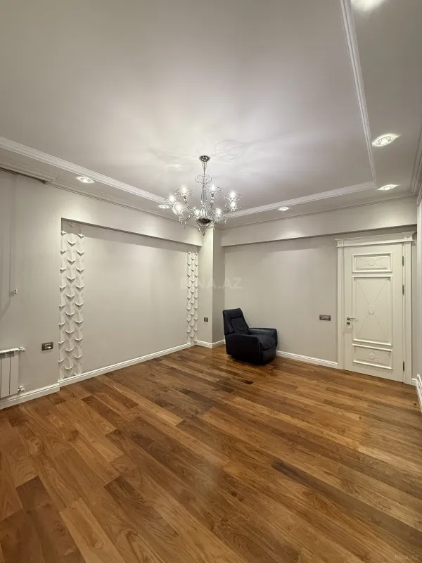 Satılır 4 otaqlı mənzil 193 m²
