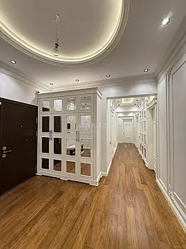 Satılır 4 otaqlı mənzil 193 m²