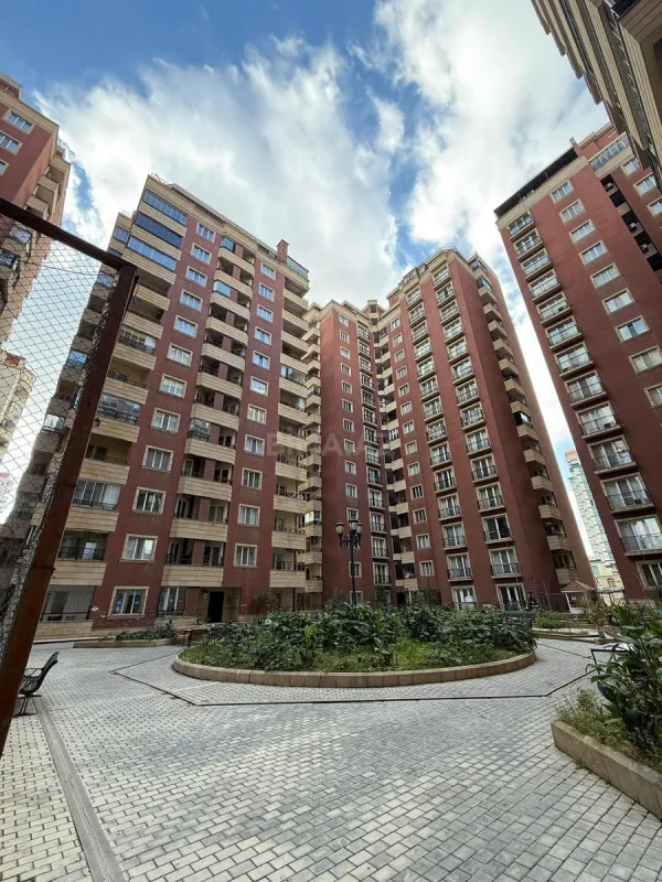 Satılır 4 otaqlı mənzil 193 m²