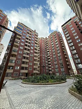 Satılır 4 otaqlı mənzil 193 m²