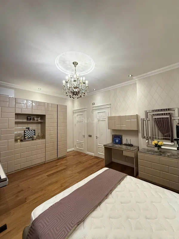 Satılır 4 otaqlı mənzil 193 m²