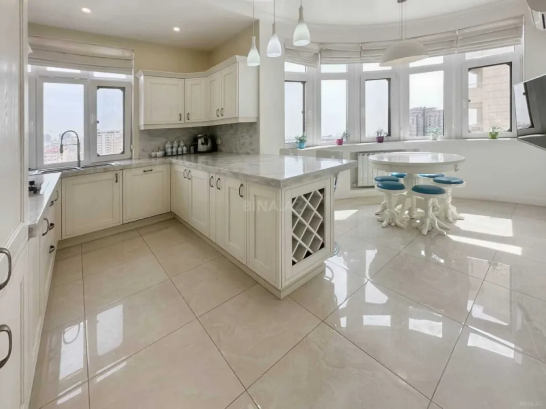 Kirayə verilir 4 otaqlı mənzil 210 m²