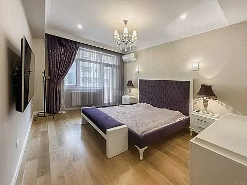 Kirayə verilir 4 otaqlı mənzil 210 m²