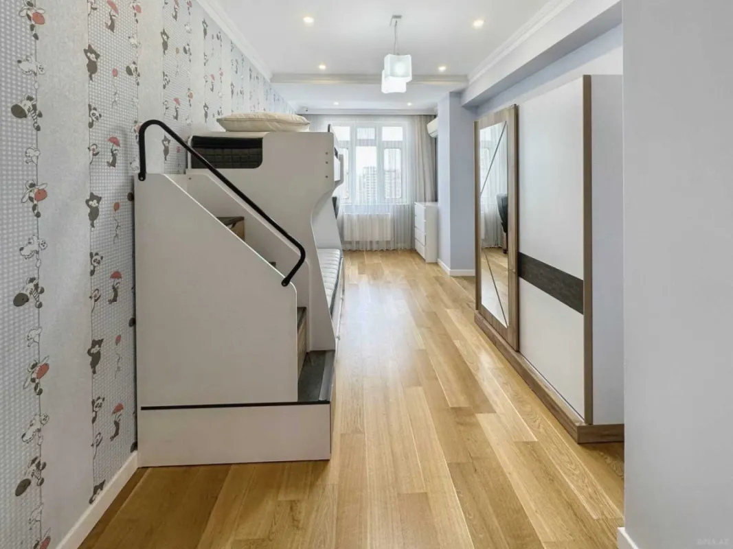 Kirayə verilir 4 otaqlı mənzil 210 m²