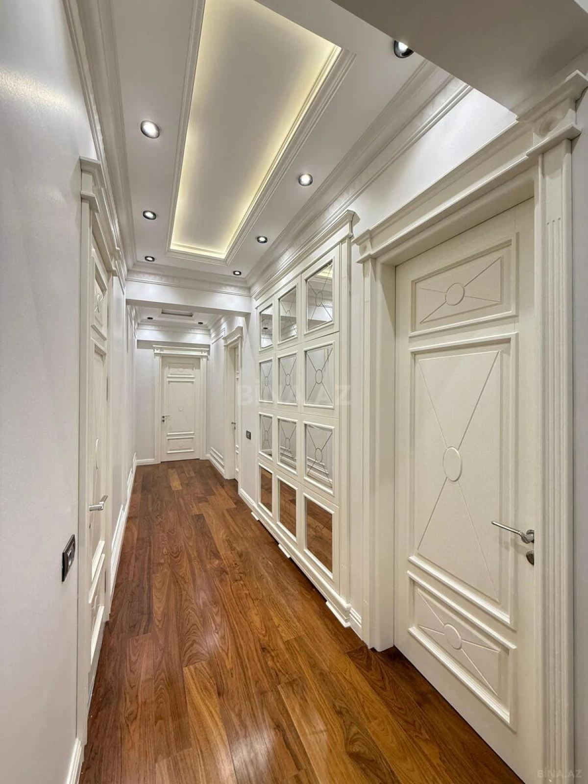 Satılır 4 otaqlı mənzil 193 m²