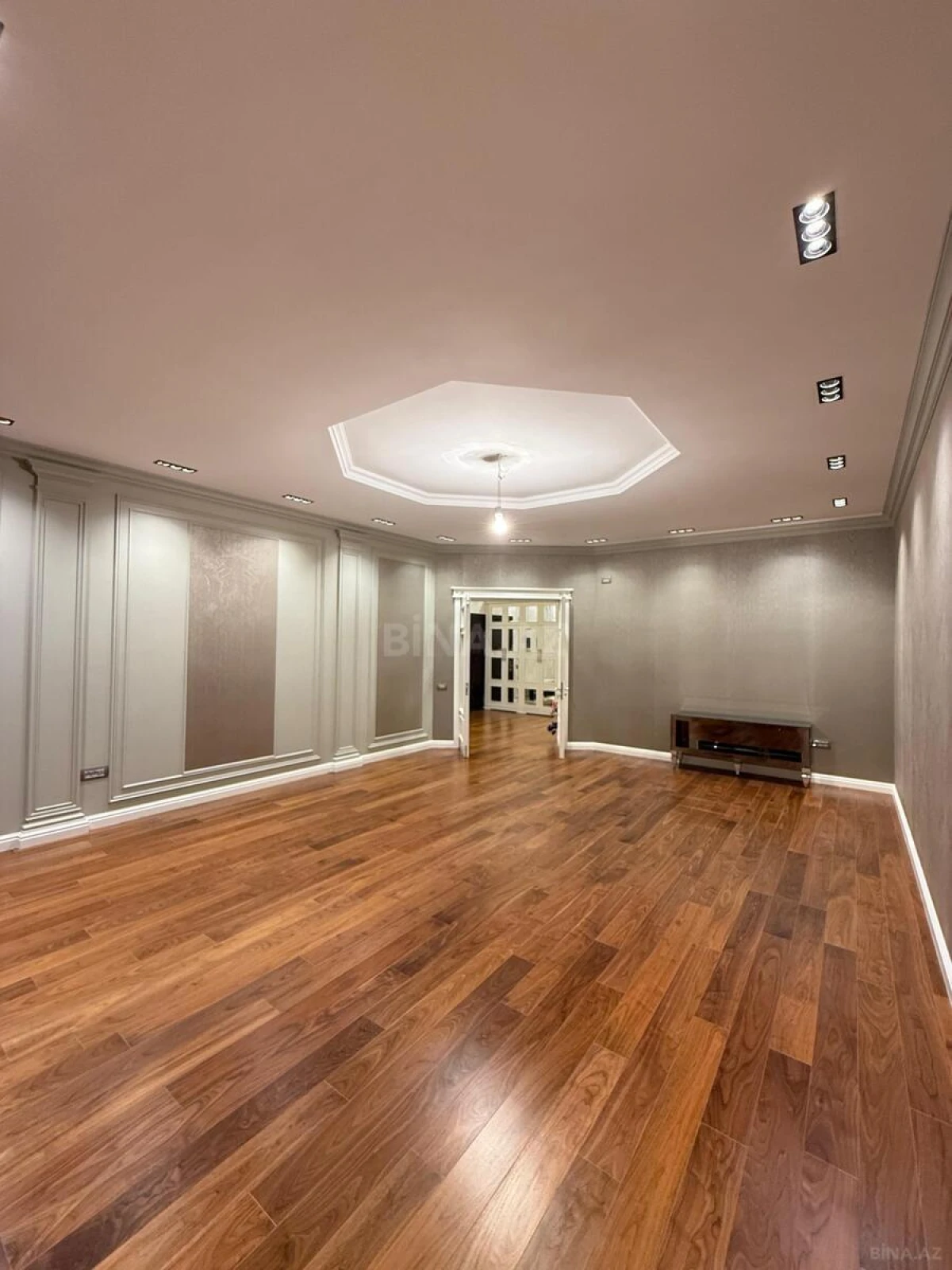 Satılır 4 otaqlı mənzil 193 m²