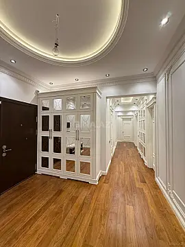 Satılır 4 otaqlı mənzil 193 m²