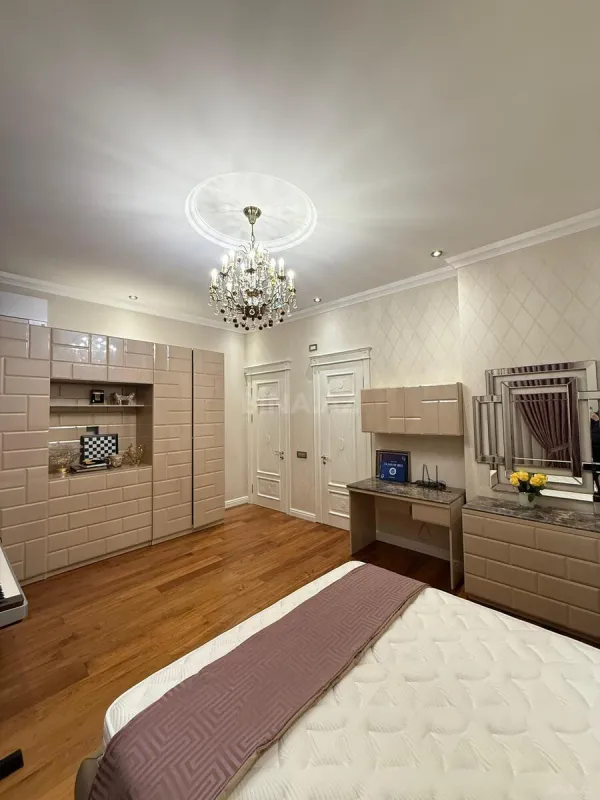 Satılır 4 otaqlı mənzil 193 m²