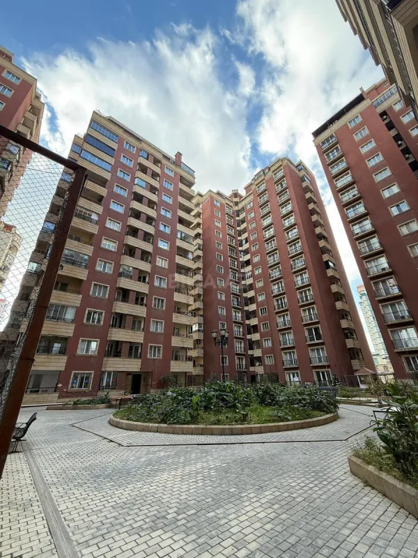 Satılır 4 otaqlı mənzil 193 m²