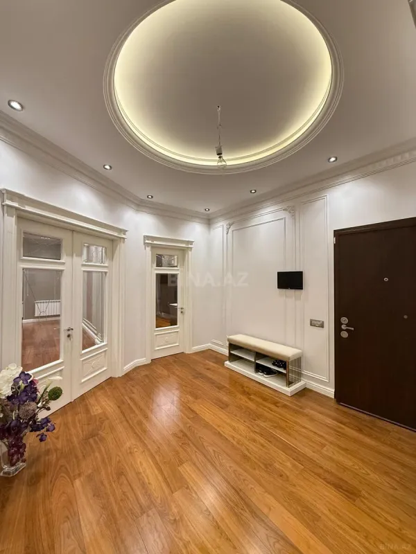 Satılır 4 otaqlı mənzil 193 m²