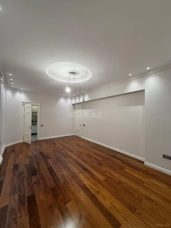 Satılır 4 otaqlı mənzil 193 m²