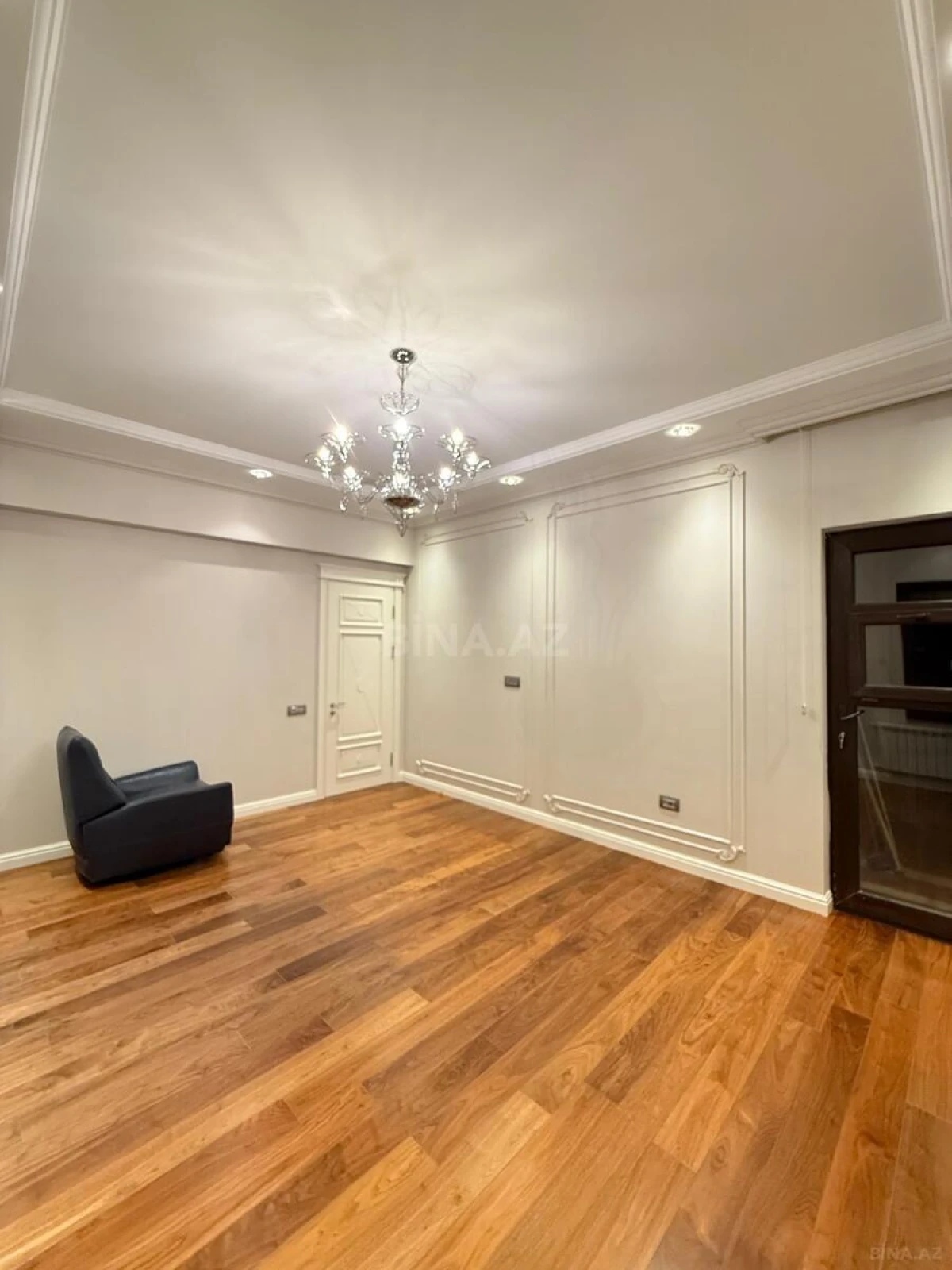 Satılır 4 otaqlı mənzil 193 m²