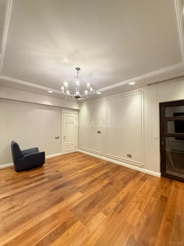 Satılır 4 otaqlı mənzil 193 m²