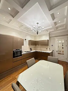 Satılır 4 otaqlı mənzil 193 m²