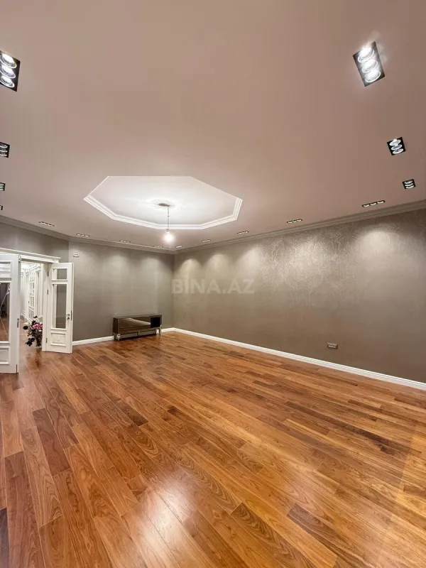 Satılır 4 otaqlı mənzil 193 m²