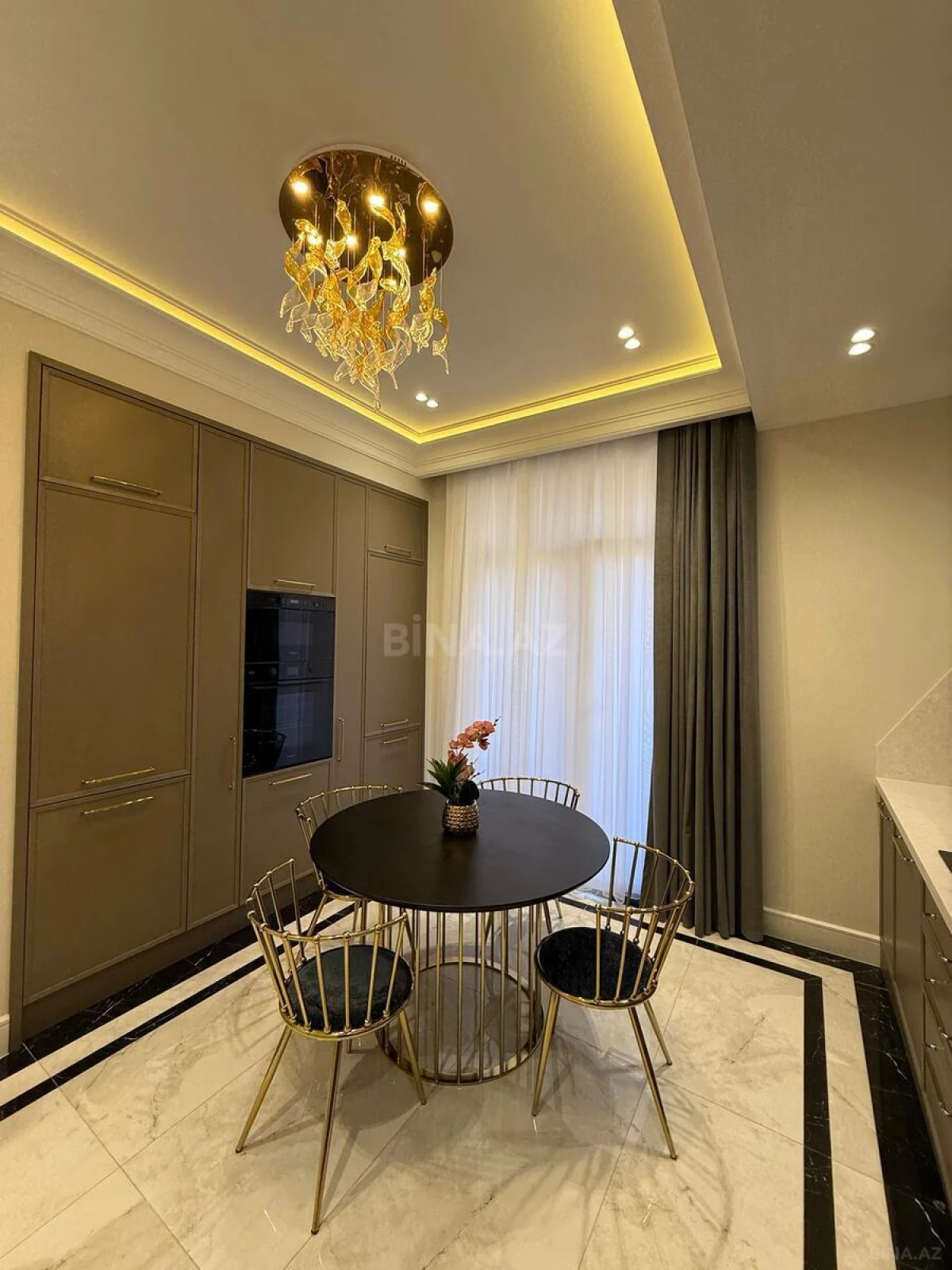 Satılır 4 otaqlı mənzil 140 m²