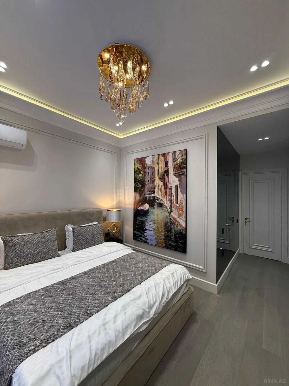 Satılır 4 otaqlı mənzil 140 m²