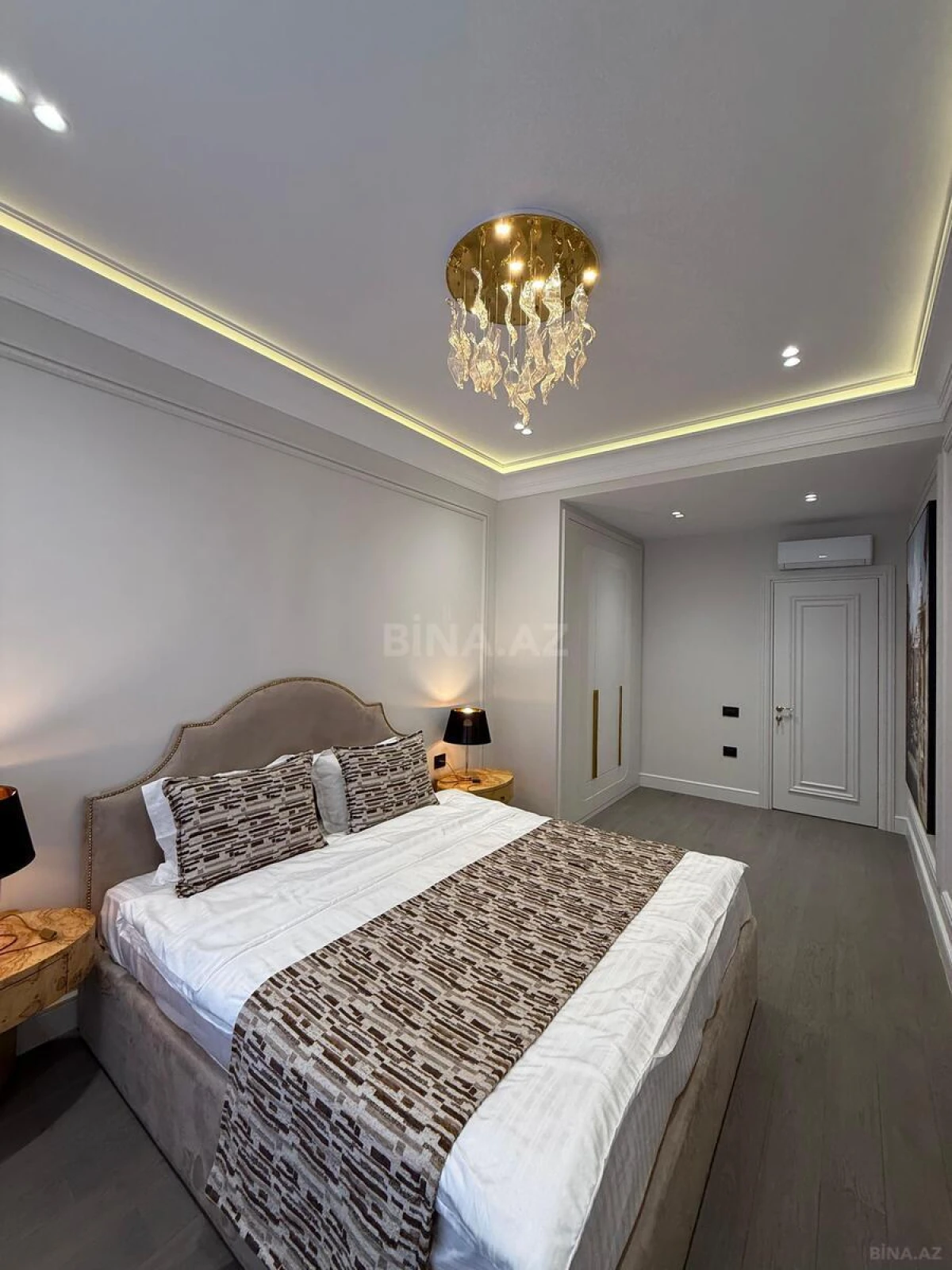 Satılır 4 otaqlı mənzil 140 m²