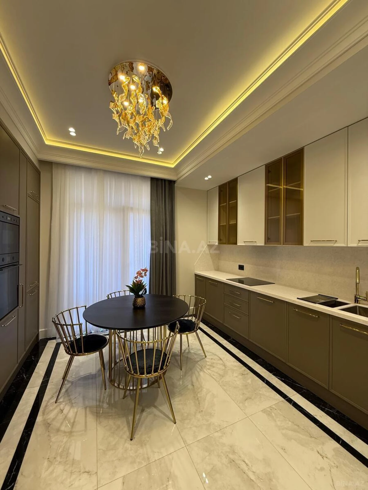 Satılır 4 otaqlı mənzil 140 m²