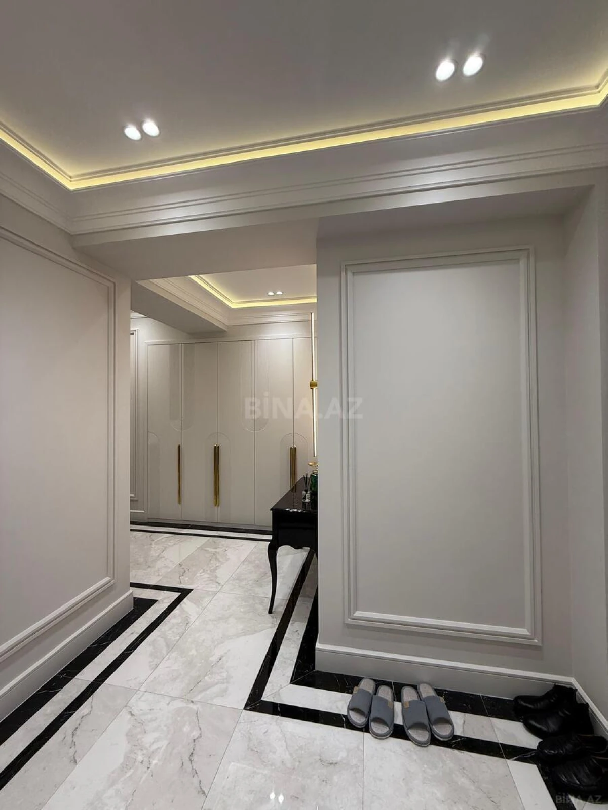 Satılır 4 otaqlı mənzil 140 m²