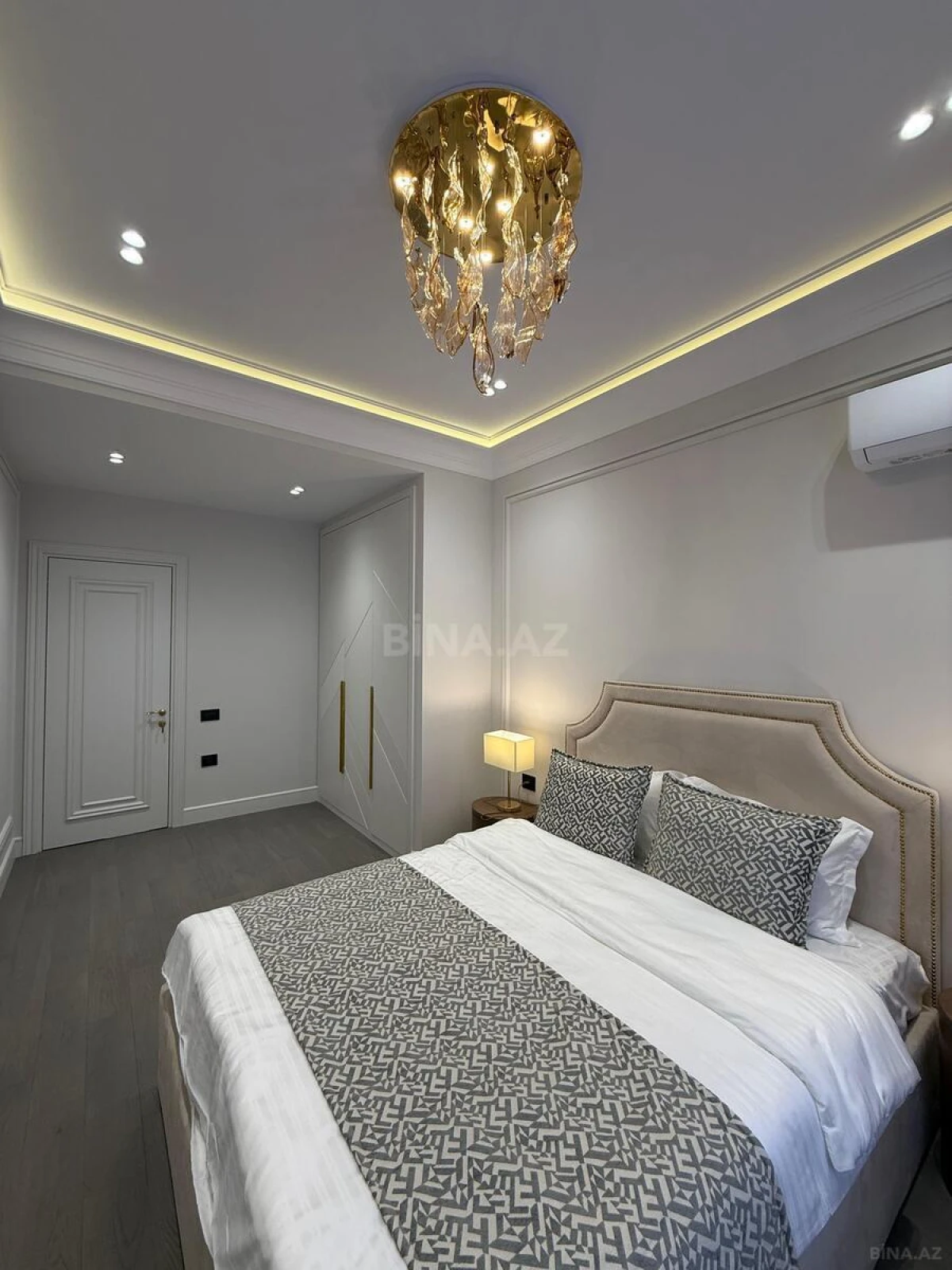 Satılır 4 otaqlı mənzil 140 m²