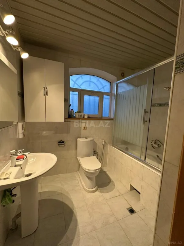 Kirayə verilir 6 otaqlı mənzil 220 m²