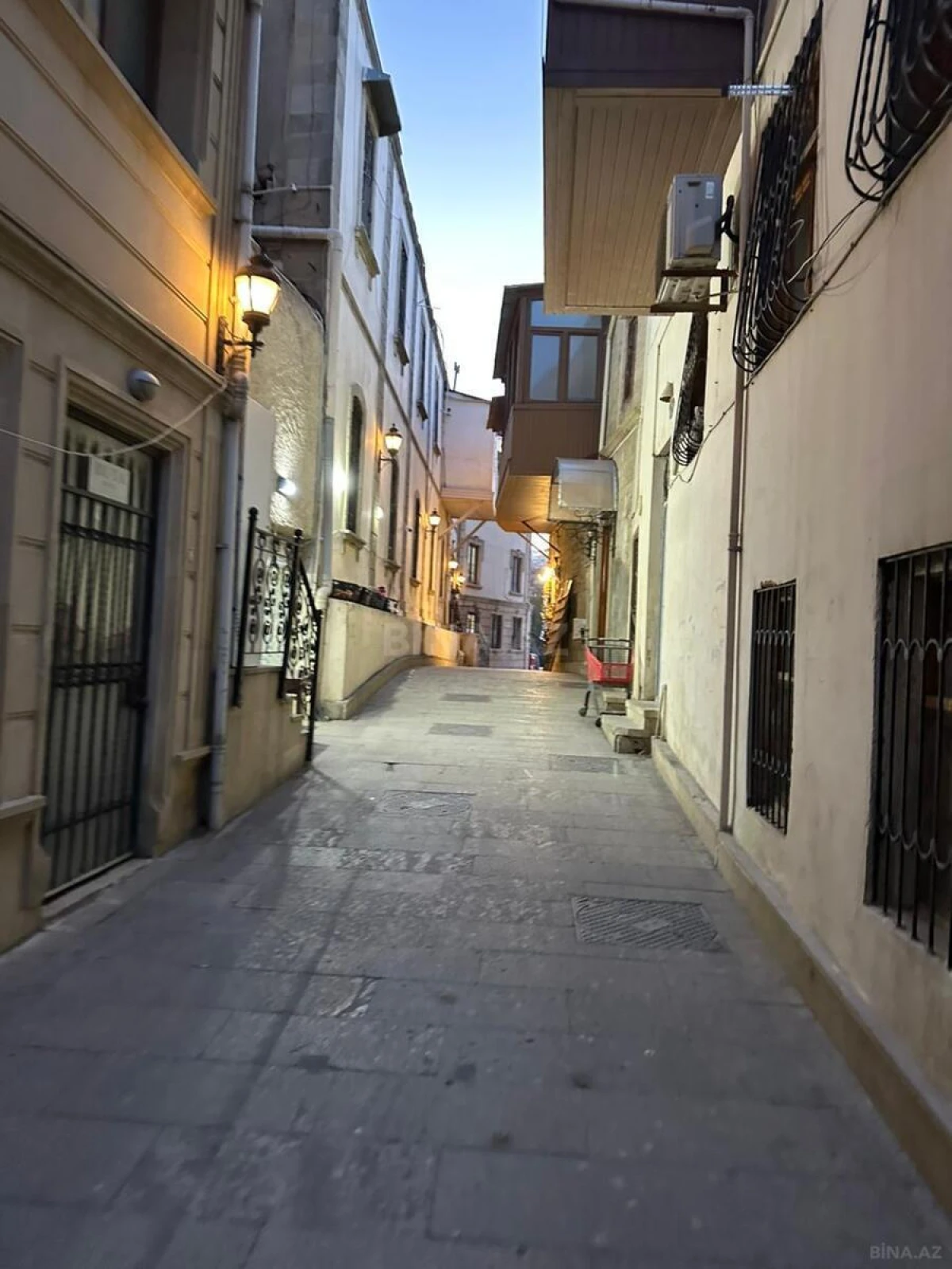 Kirayə verilir 6 otaqlı mənzil 220 m²